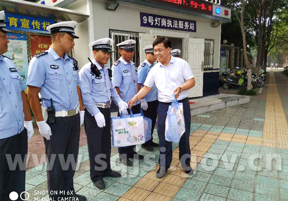 张学武副局长看望一线执勤交警-宿迁市住房和城乡建设局